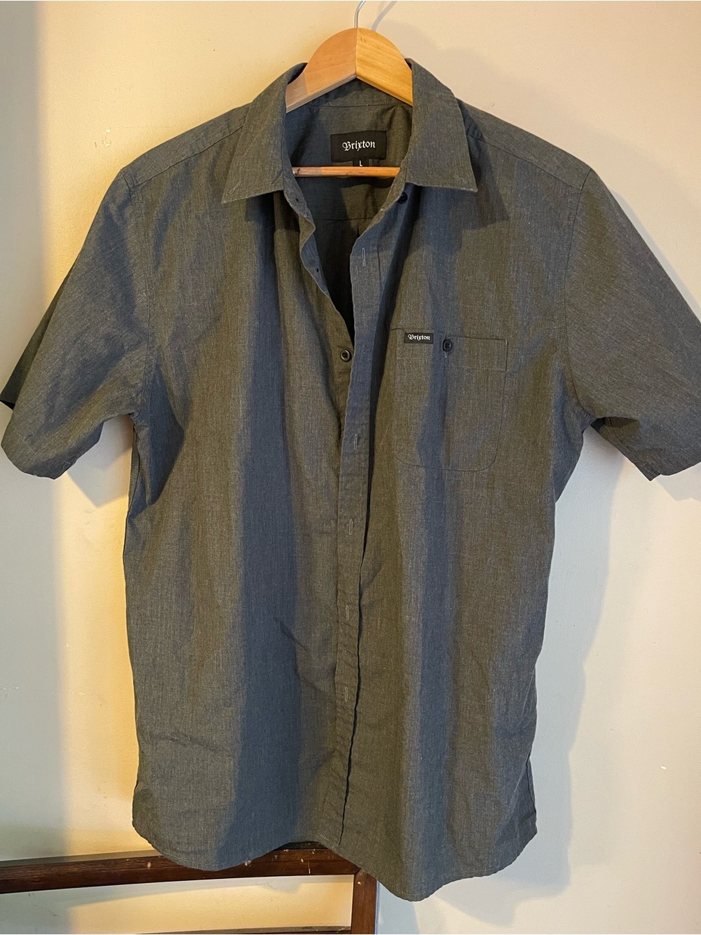 Brixton Men's Heathered Charcoal Short Sleeve Button Down Shirt Size L Flaw